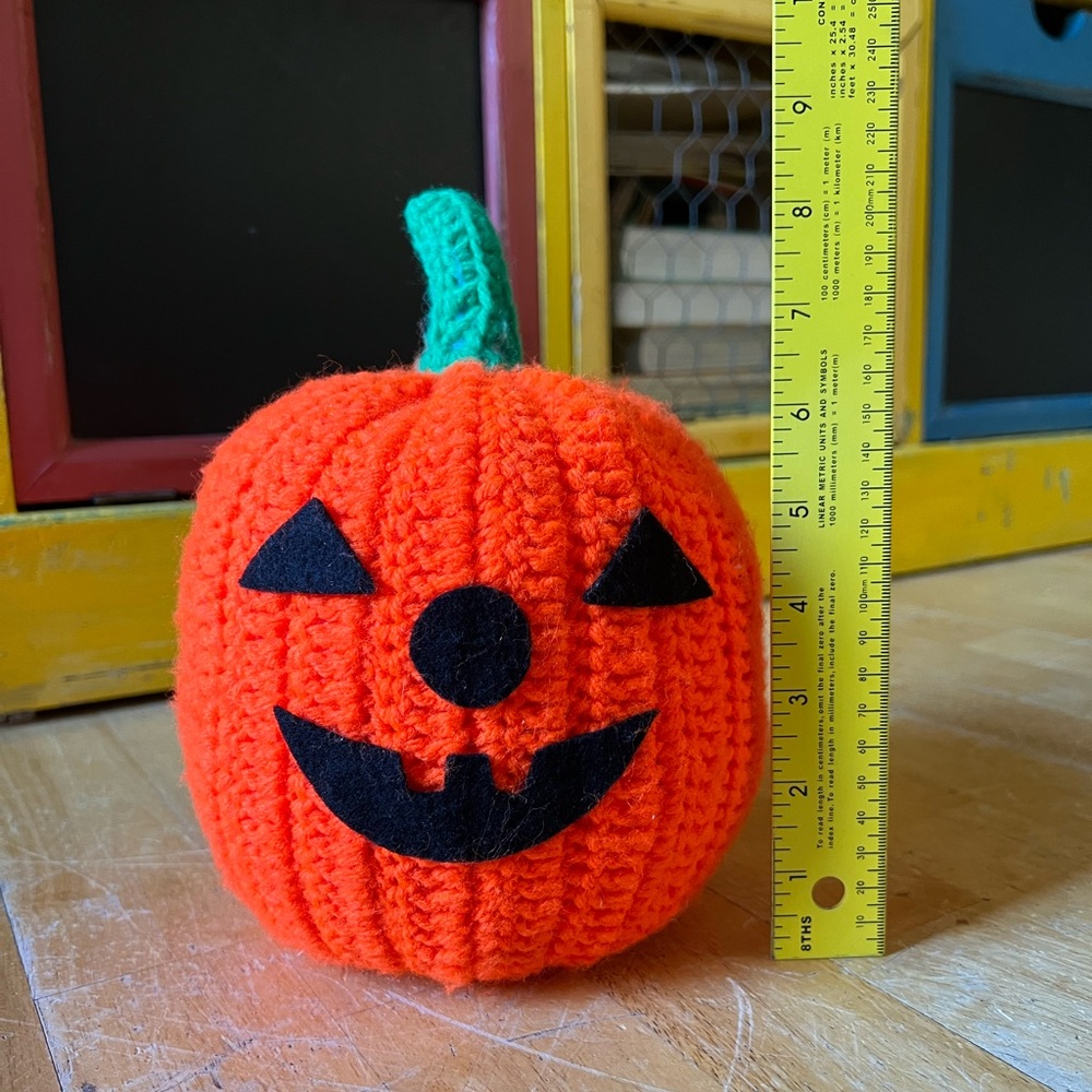 Vintage Crochet pumpkin with felt face - Picture 2 of 7